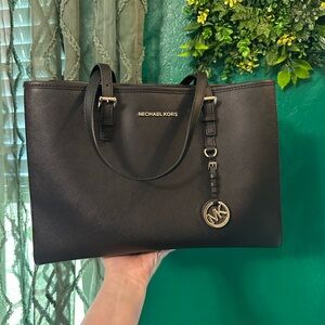 Michael Kors Jet Set Shoulder Bag